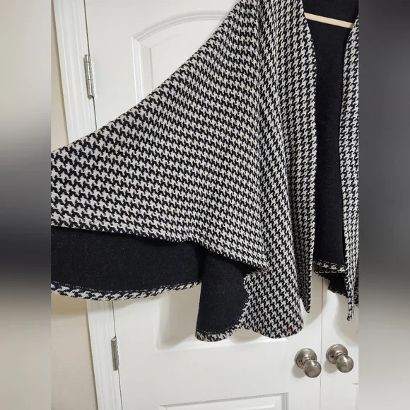 Vintage Gruppo Italiano Oversized Wool Houndstooth Poncho/ Cape - Picture 3 of 6